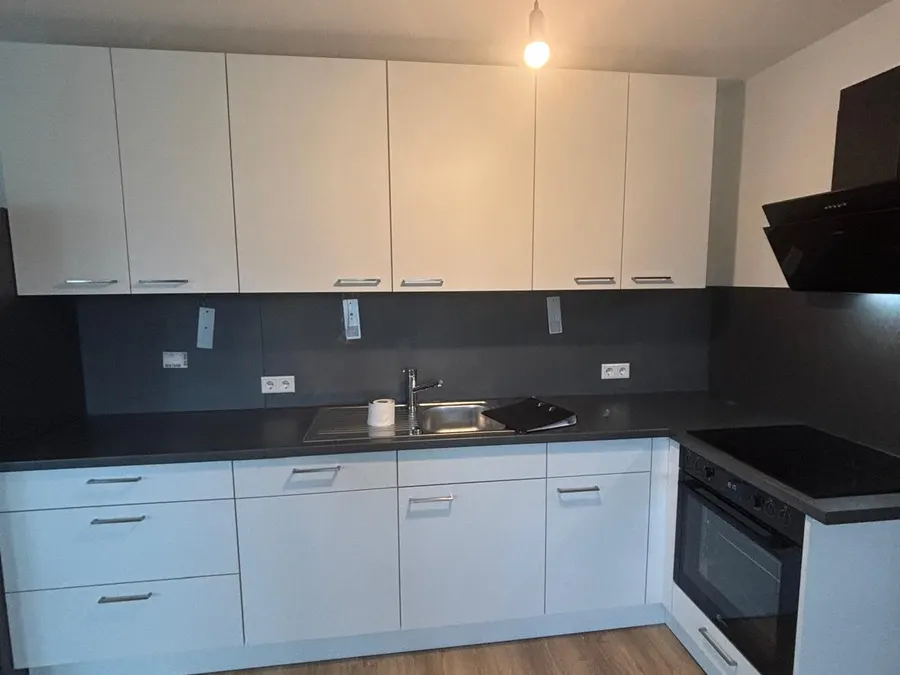 Helle L-Küche mit Holzboden nach der Montage