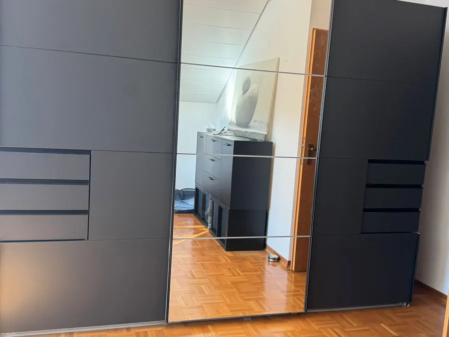 Schlafzimmerschrank in Schwarz-Weiß mit Spiegeltüren