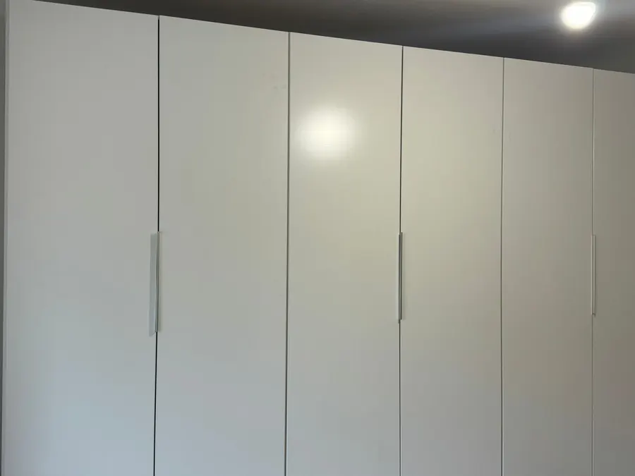 Großer weißer Schlafzimmerschrank nach dem Aufbau