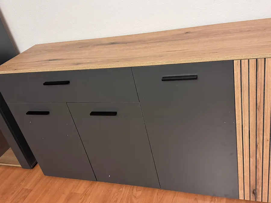 Montiertes Sideboard in Anthrazit mit Holzelementen