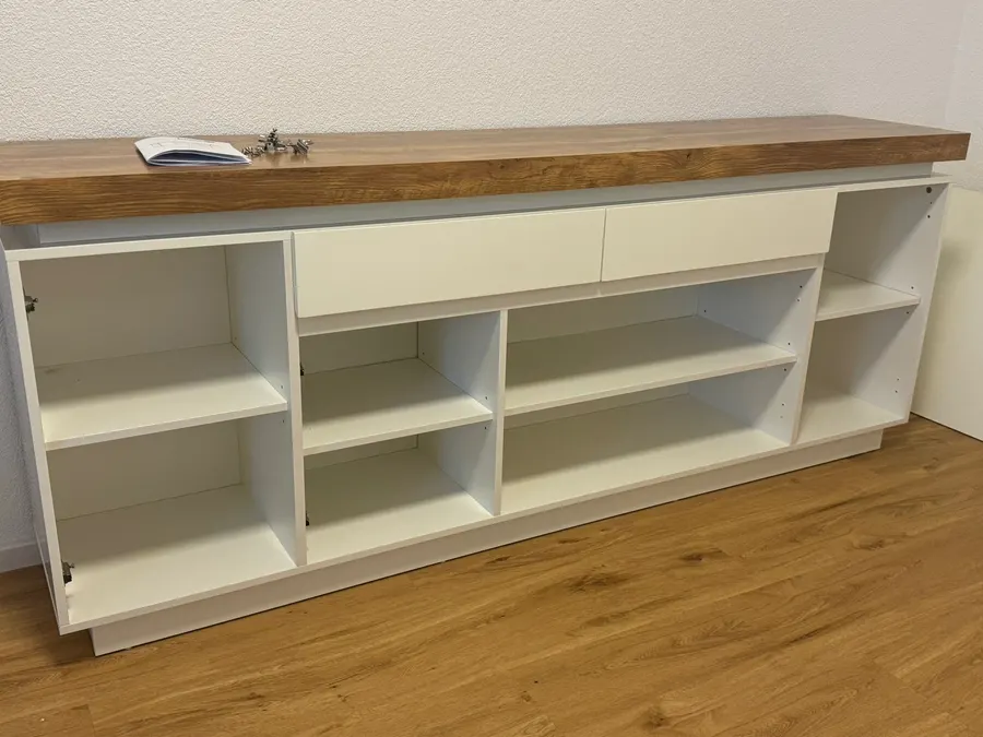 Sideboard in Weiß mit Holzplatte nach dem Aufbau